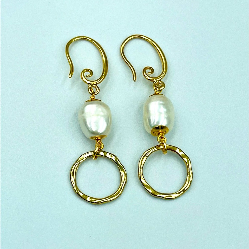Women’s white Freshwater Pearls earrings